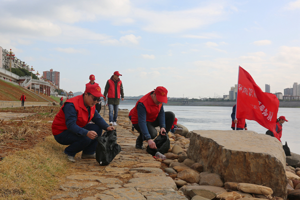 該公司青年志愿者沿著河堤撿拾垃圾.jpg