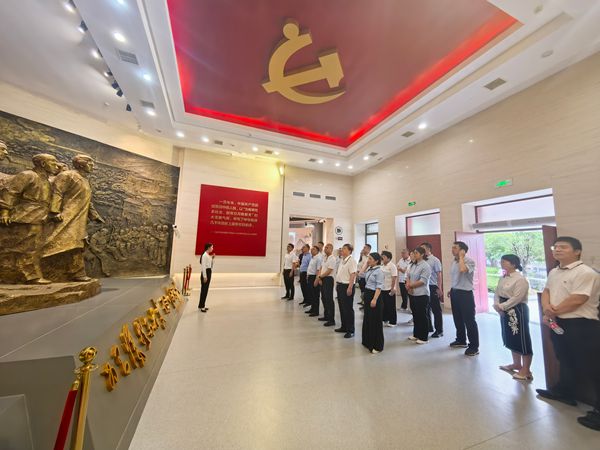 261750934367183172.jpg “追尋偉人足跡 賡續紅色血脈 奮進復興征程”聯合主題黨日活動圓滿舉行1_副本.jpg